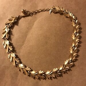 VTG Trifari gold tone leaf pattern necklace